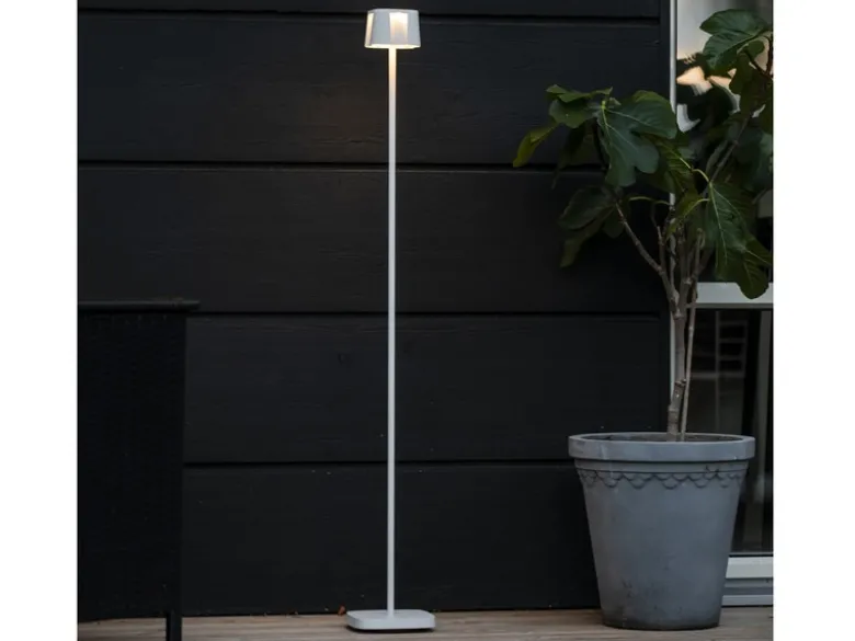 Akku Stehlampe NICE für Outdoor dimmbar, kabellos in Weiß, klein 120cm