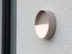 Akku Wandleuchte MEG dimmbar für Innen & Außen zum Kleben Sandfarben, Ø 15cm