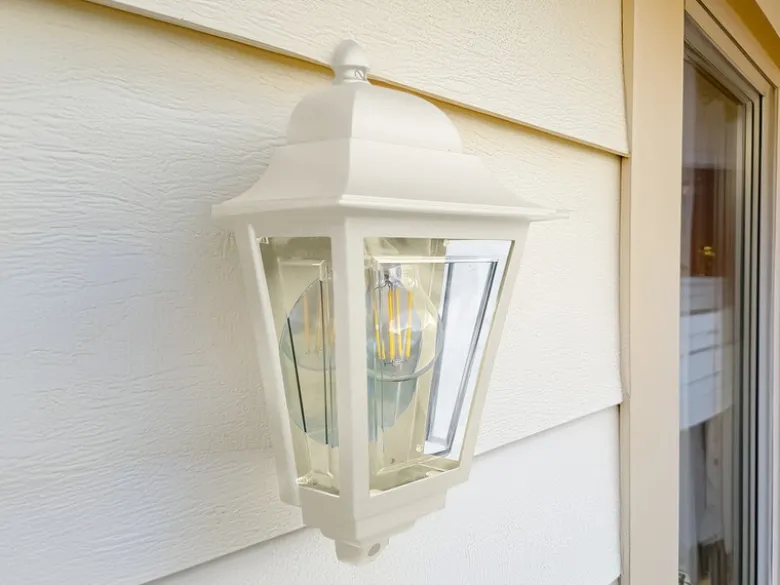 Außenwandleuchte Höhe 32,5cm Halbschale Creme mit reflektierender Rückwand