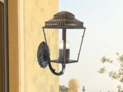 Außenwandleuchte MANSION HOUSE im Landhausstil, Altmessing Höhe 48cm