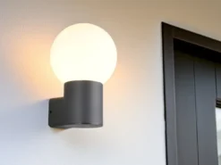 Außenwandleuchte MURES aus Aluminium in Anthrazit mit Glaskugel, Höhe 28cm