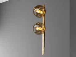 Außergewöhnliche LED Wandlampe Messing 2 flammig Glaskugel Amber, Höhe 60cm