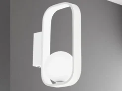 Ausgefallene LED Wandleuchte Weiß mit Glaskugel Opalweiß, Höhe 24cm