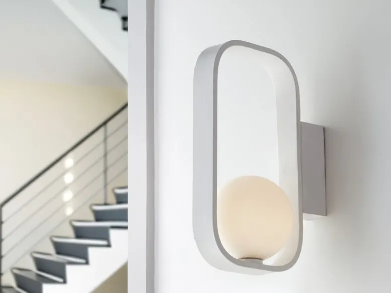 Ausgefallene LED Wandleuchte Weiß mit Glaskugel Opalweiß, Höhe 24cm