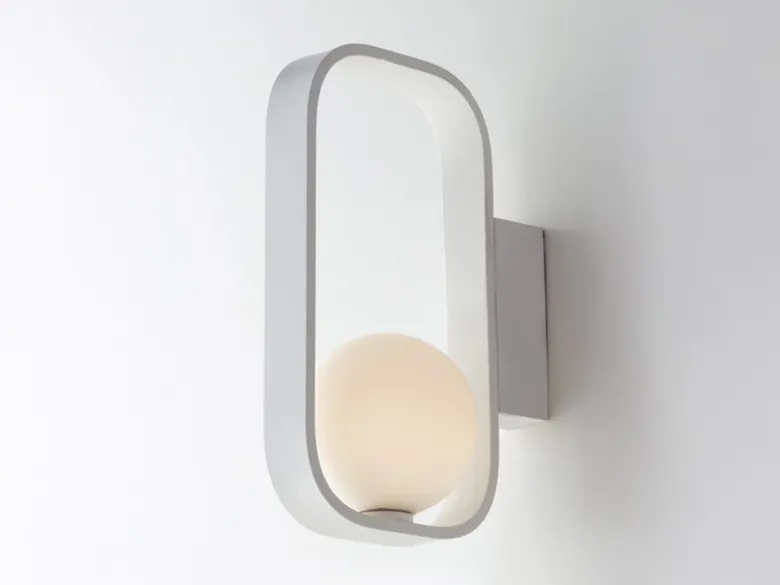 Ausgefallene LED Wandleuchte Weiß mit Glaskugel Opalweiß, Höhe 24cm