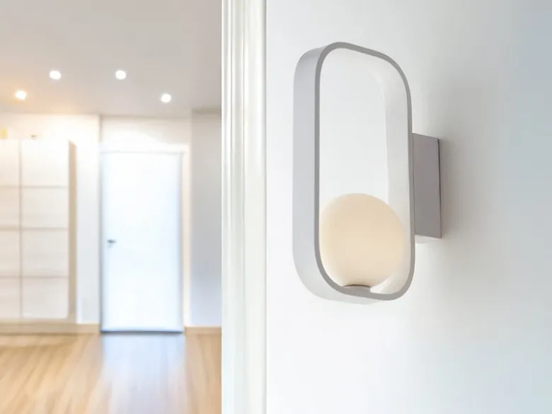 Ausgefallene LED Wandleuchte Weiß mit Glaskugel Opalweiß, Höhe 24cm