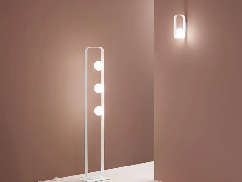 Ausgefallene LED Wandleuchte Weiß mit Glaskugel Opalweiß, Höhe 24cm