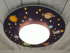 Coole Deckenlampe mit Weltall Motiv fürs Kinderzimmer Schlummerlicht bunt Ø 54cm