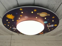 Coole Deckenlampe mit Weltall Motiv fürs Kinderzimmer Schlummerlicht bunt Ø 54cm