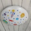 Coole LED Deckenleuchte mit Weltall Motiv fürs Kinderzimmer, bunt Ø 35cm