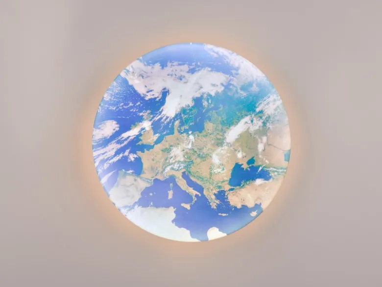 Coole LED Deckenleuchte TERRA mit Weltkugelcover aus Kunststoff, Ø 37cm