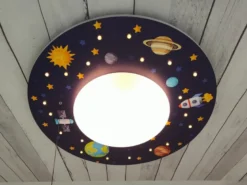 Coole LED Deckenleucht Weltall Motiv fürs Kinderzimmer Schlummerlicht bunt Ø54cm
