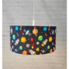 Coole Weltall Hängelampe für Kinderzimmer mit Stoffschirm, bunt Ø 35cm