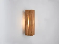 Dreieckige LED Wandleuchte mit Naturholz, Höhe 30cm