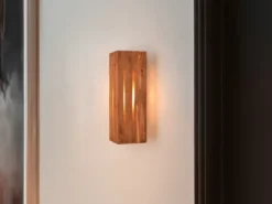 Dreieckige Wandleuchte KARUNI mit Naturholz, Höhe 30cm