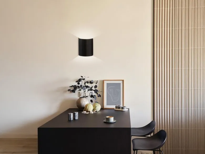 Flache LED Updown Wandleuchte HALV Schwarz / innen Gold, Höhe 15cm