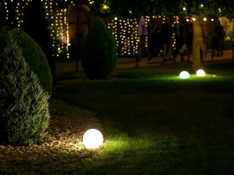 Garten Kugelleuchte mit Erdspieß, 3m Kabel IP65 & smarter LED, Ø38cm