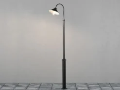 Große LED Mastleuchte aus Aluminium Schwarz, Höhe 240cm