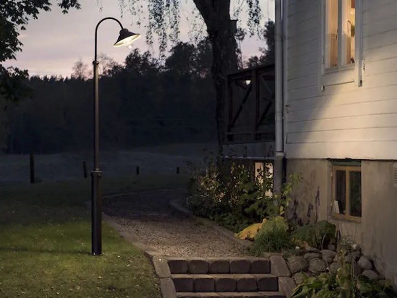 Große LED Mastleuchte VEGA aus Aluminium Schwarz, Höhe 240cm