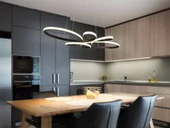 Große LED Pendelleuchte FLY geschwungen Schwarz, Breite 83cm