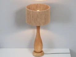 Große LED Tischleuchte aus Naturholz mit Lampenschirm aus Jute, Höhe 54cm