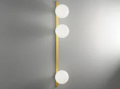 Große LED Wandleuchte 3-flammig Gold mit Glaskugeln Opalweiß, Höhe 90cm