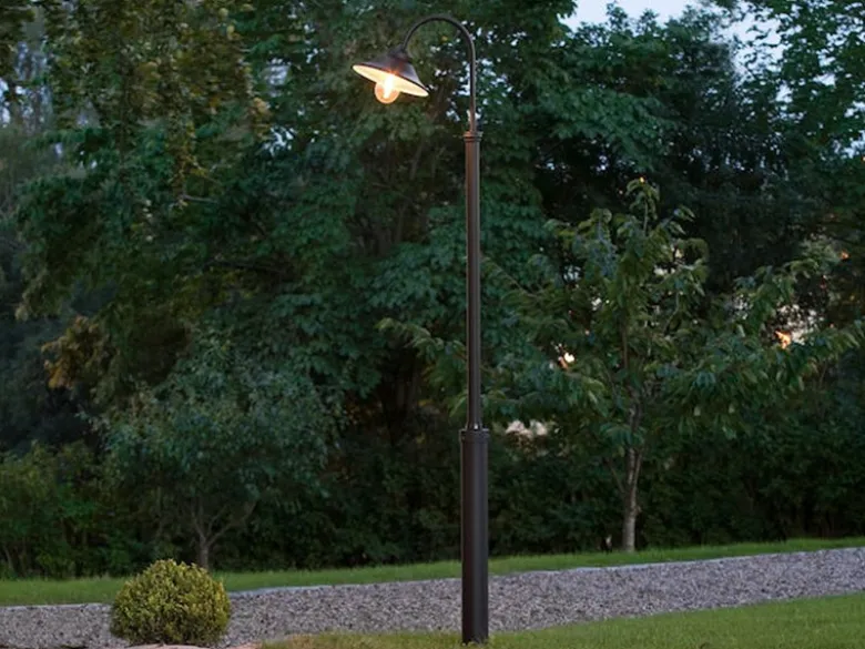 Große Mastleuchte VEGA aus Aluminium Schwarz, Höhe 240cm