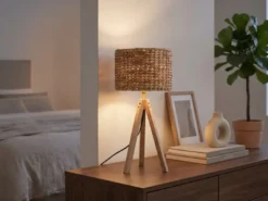 Große Tischlampe mit Holz Dreibein & E27 Schirm Wasserhyazinthe, Höhe 57cm