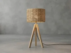 Große Tischlampe mit Holz Dreibein & E27 Schirm Wasserhyazinthe, Höhe 57cm
