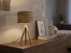 Große Tischlampe mit Holz Dreibein & E27 Schirm Wasserhyazinthe, Höhe 57cm