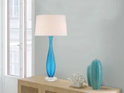 Große Tischleuchte SIGNATURE mit blauem Glasfuß und Stoffschirm in Weiß, H: 85cm