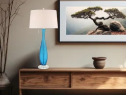 Große Tischleuchte SIGNATURE mit blauem Glasfuß und Stoffschirm in Weiß, H: 85cm