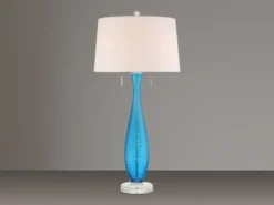 Große Tischleuchte SIGNATURE mit blauem Glasfuß und Stoffschirm in Weiß, H: 85cm