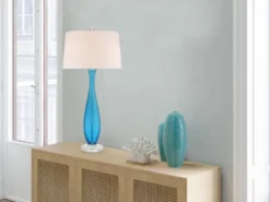 Große Tischleuchte SIGNATURE mit blauem Glasfuß und Stoffschirm in Weiß, H: 85cm