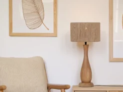 Große Tischleuchte TOBA aus Naturholz mit Lampenschirm aus Jute, Höhe 54cm