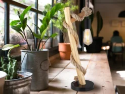 Große Tischleuchte ULLEU mit Hanfseil und Holzstab, Höhe 53,5cm