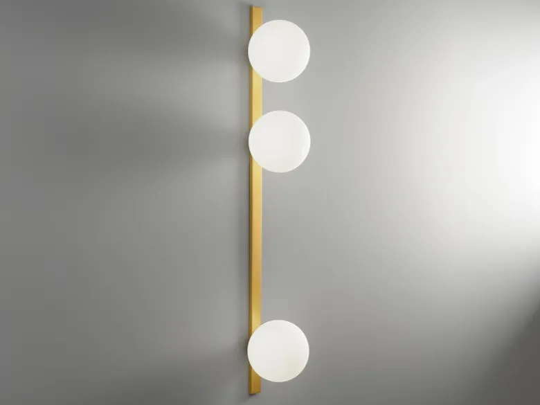 Große Wandleuchte ENOIRE 3-flammig Gold mit Glaskugeln Opalweiß, Höhe 90cm