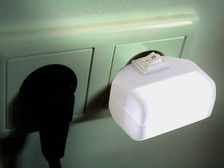 Ideales LED Nachtlicht CHASER Orientierungsleuchte mit Schalter für Steckdose