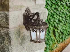 Kleine antike Außenwandleuchte TOURNAI hängend Bronzefarbig, Höhe 27cm