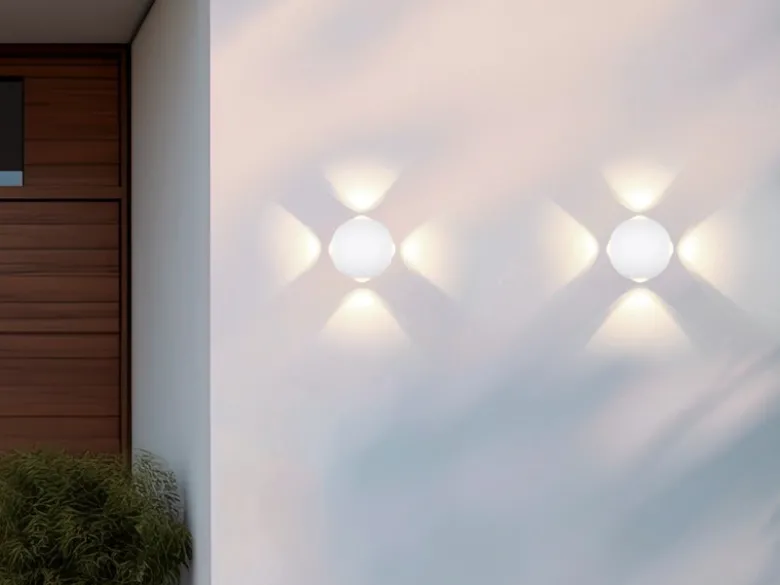 Kleine LED Außenwandleuchte AVISIO 4 flammig, Kugel in Weiß Ø 10cm