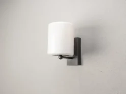 Kleine LED Außenwandleuchte mit Kunststoff Lampenschirm, Höhe 22cm