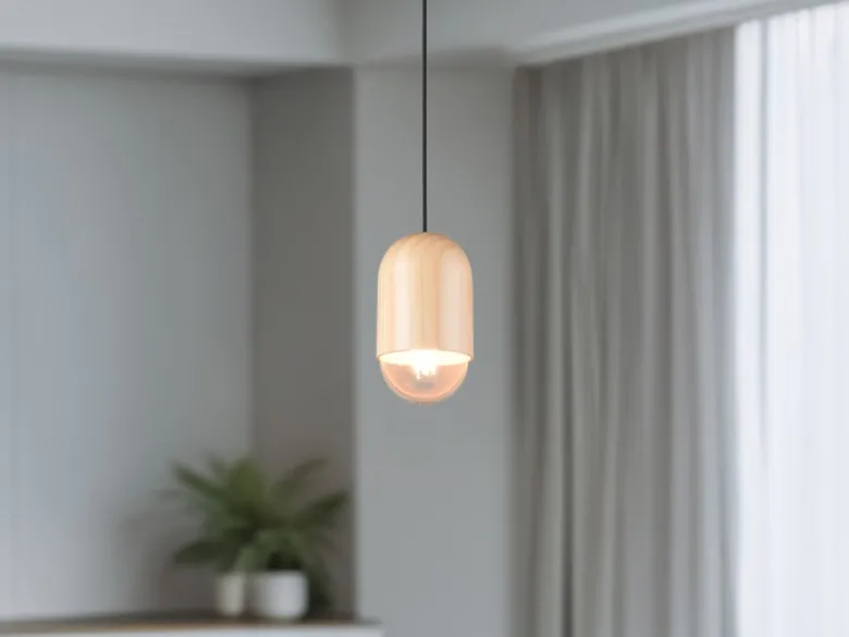 Kleine LED Pendelleuchte einflammig aus hellem Naturholz, Ø 10cm