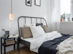 Kleine LED Pendelleuchte einflammig aus hellem Naturholz, Ø 10cm