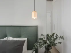 Kleine LED Pendelleuchte einflammig aus hellem Naturholz, Ø 10cm
