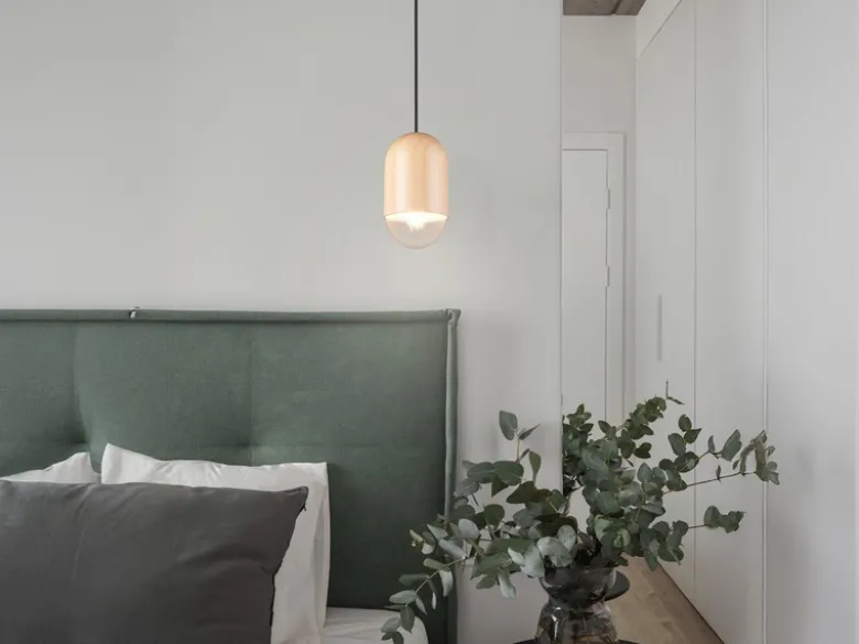 Kleine LED Pendelleuchte einflammig aus hellem Naturholz, Ø 10cm