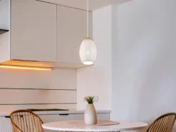 Kleine LED Pendelleuchte in Weiß mit ausgefallenem Stanzmuster, Ø 15cm