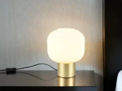 Kleine LED Retro Tischleuchte Messing mit Glasschirm in Weiß, Höhe 26cm