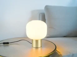 Kleine LED Retro Tischleuchte Messing mit Glasschirm in Weiß, Höhe 26cm