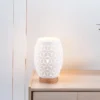 Kleine LED Tischleuchte in Weiß mit ausgefallenem Stanzmuster, H: 21cm