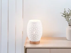 Kleine LED Tischleuchte in Weiß mit ausgefallenem Stanzmuster, H: 21cm